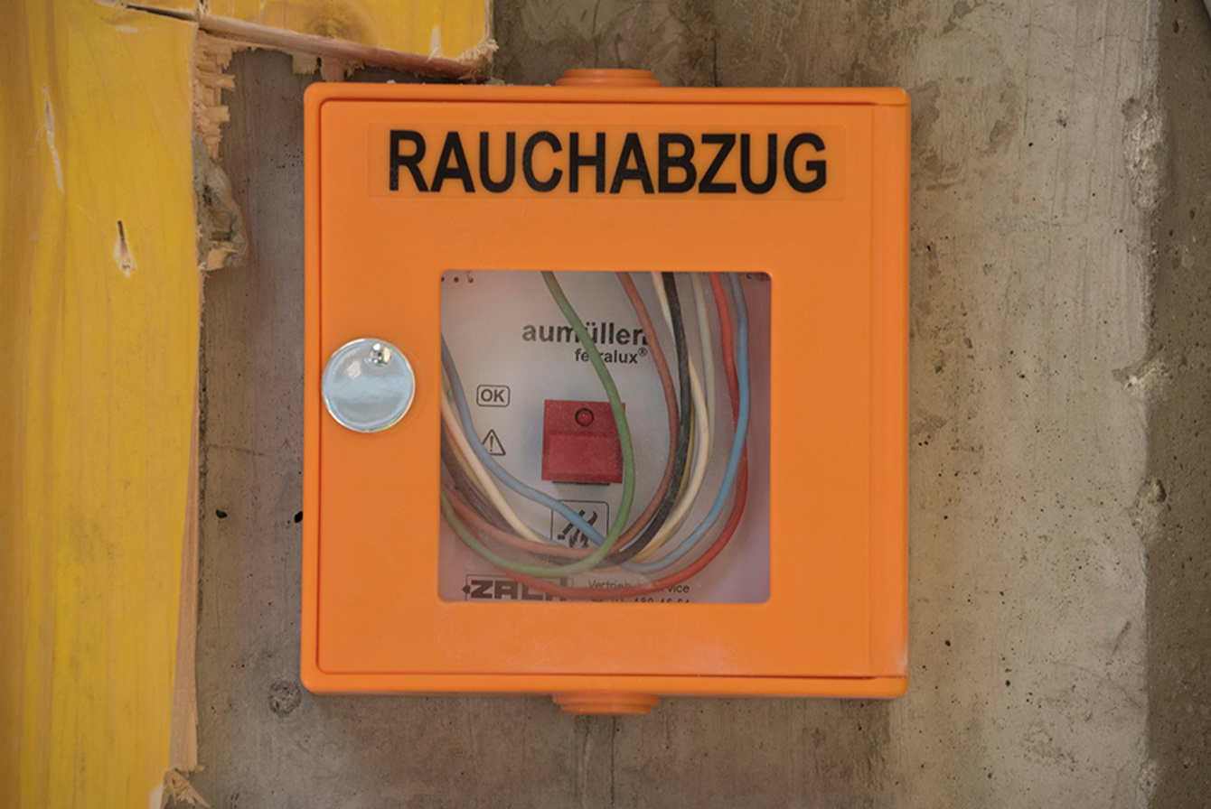 Rauchwärme­abzug bei Elektro Raab GmbH & Co.KG in Leutershausen