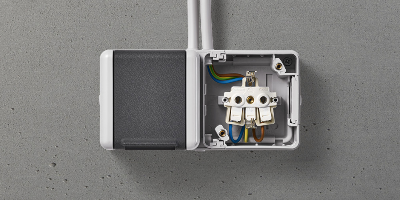 Doppelsteckdose mit Trennsteg bei Elektro Raab GmbH & Co.KG in Leutershausen