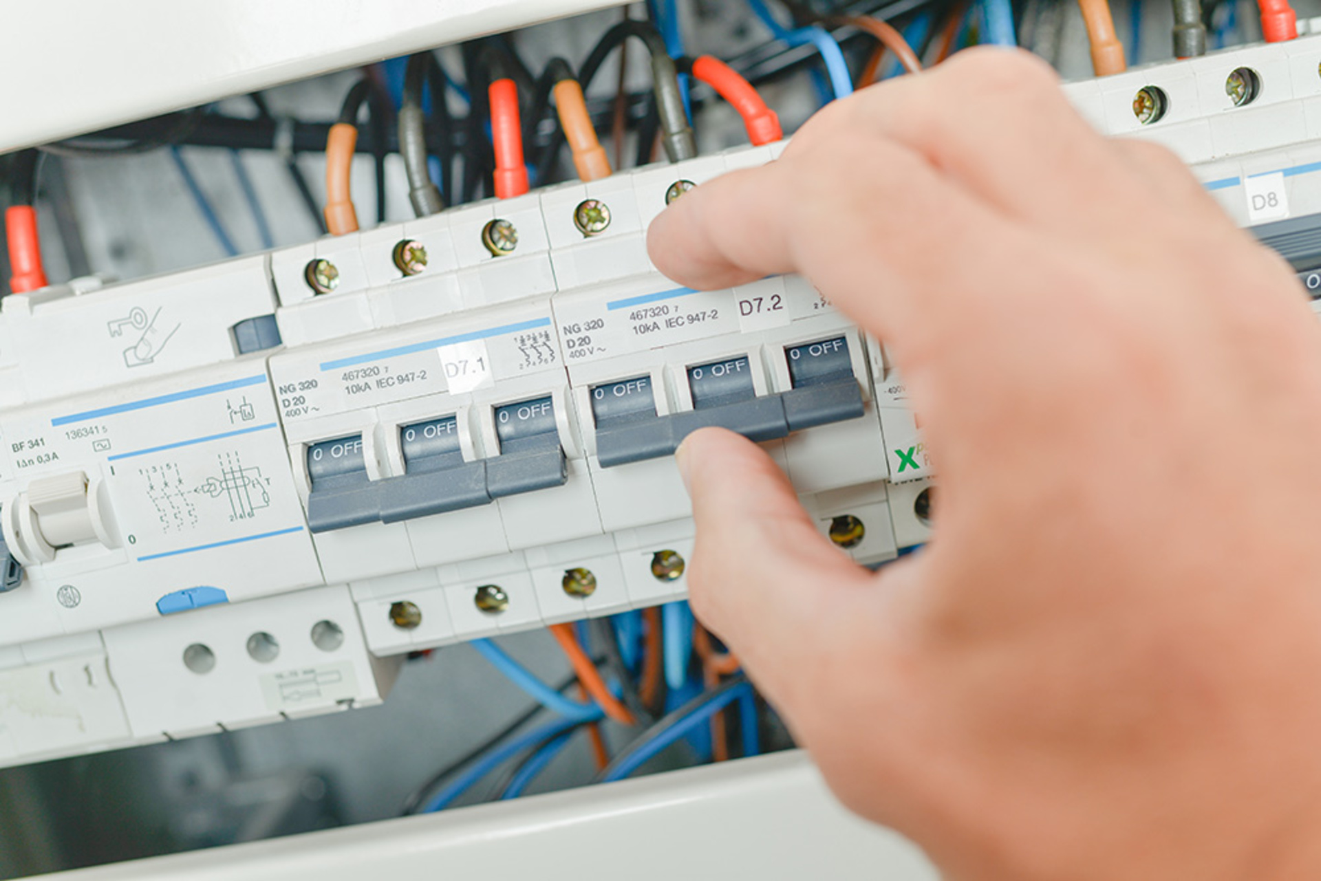Elektroinstallation Industriebereich bei Elektro Raab GmbH & Co.KG in Leutershausen