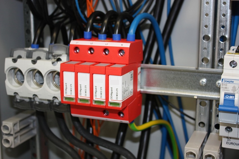 U berspannungsschutz bei Elektro Raab GmbH & Co.KG in Leutershausen